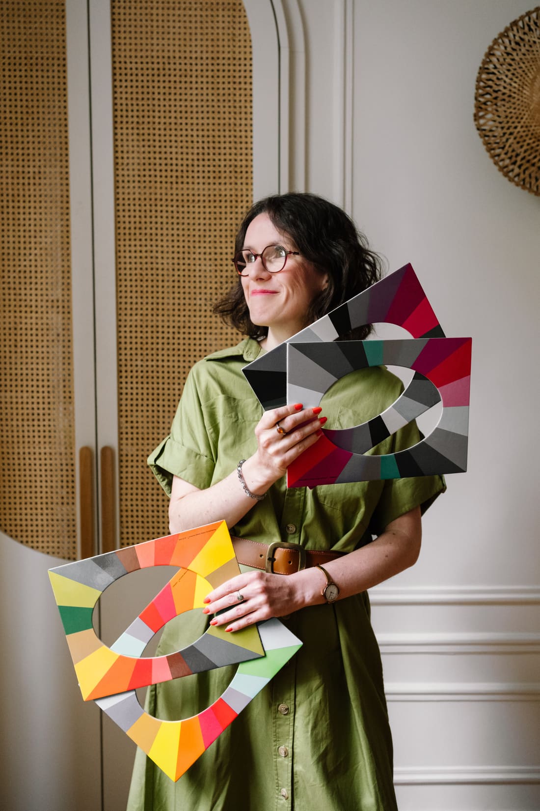 Florence tenant des palettes de couleurs pour une analyse colorimétrique