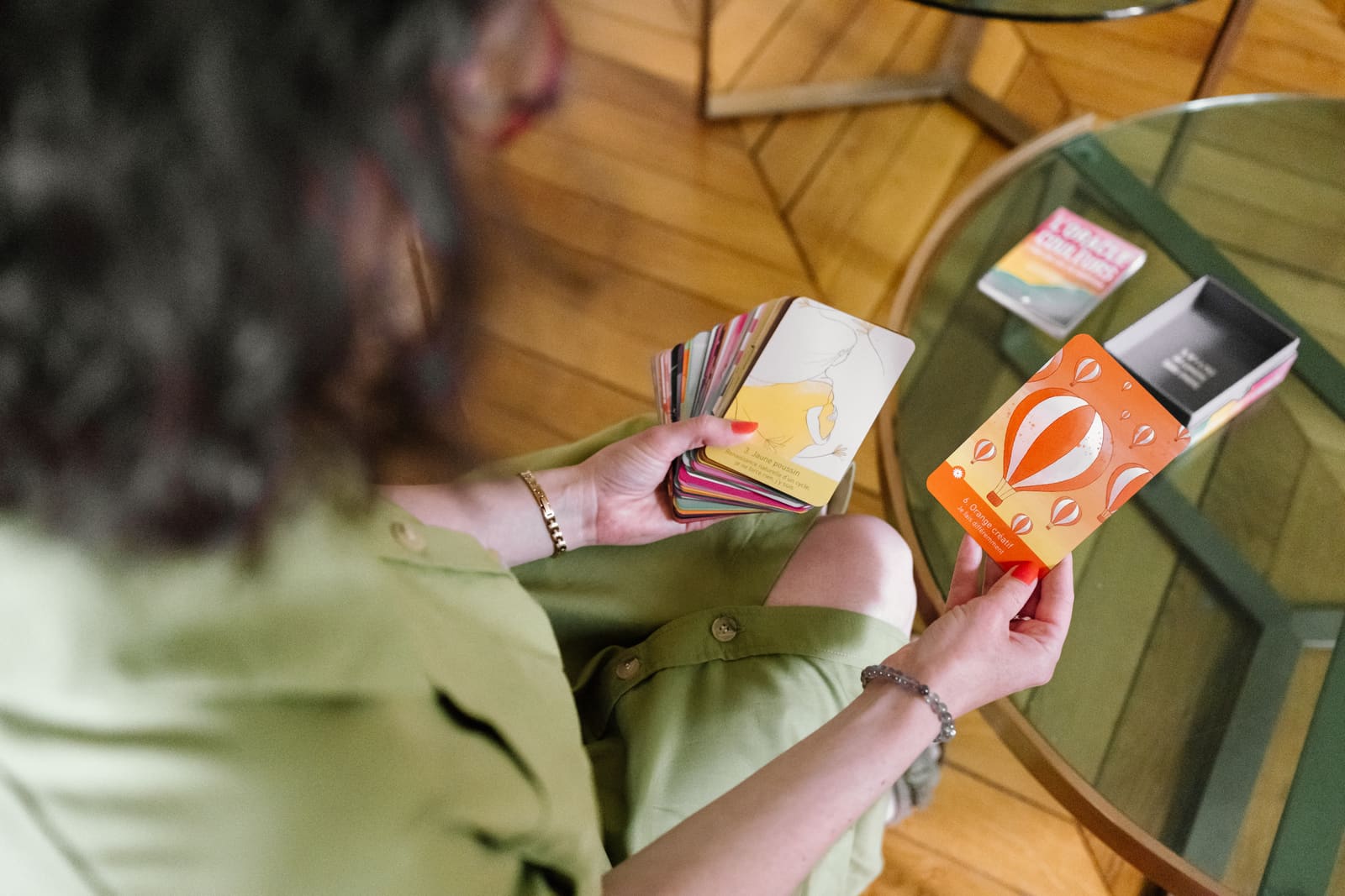 Florence découvrant des cartes de couleurs lors d'une séance, vue du dessus